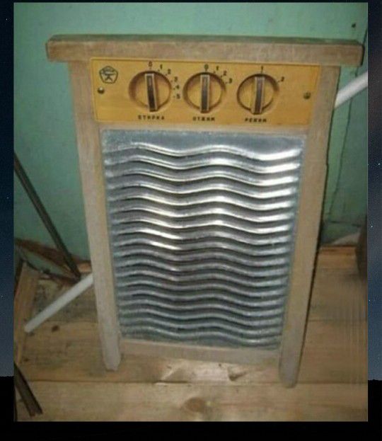 На панели три регулятора и волнистая металлическая решетка обогревателя; корпус из дерева/металла.