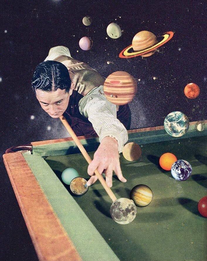 Человек за бильярдным столом целится шарами-планетами на космическом фоне.