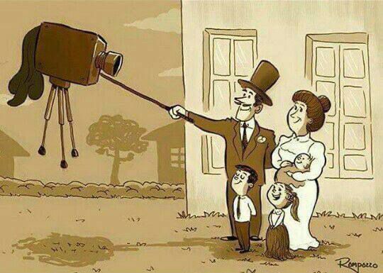 Карикатура: мужчина с телескопом-камерой наблюдает за семьёй на прогулке.