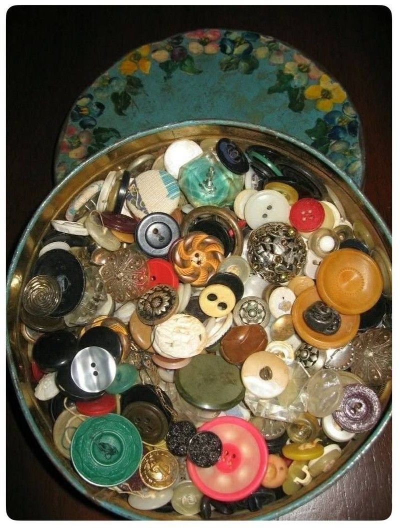 Страшный набор разных пуговиц в металлической банке