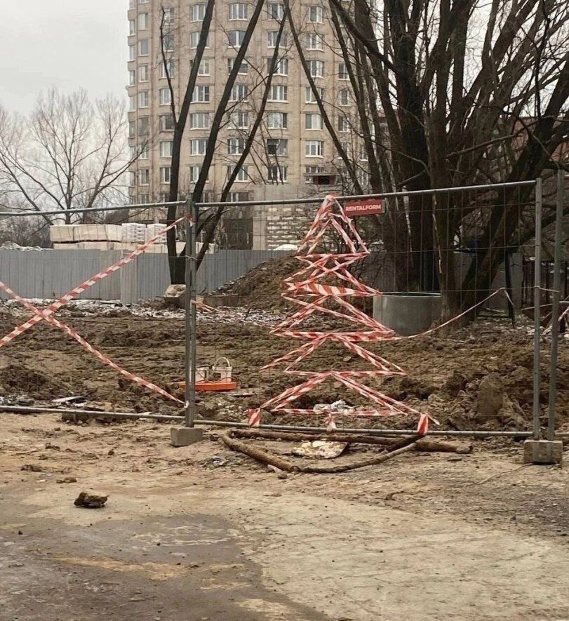 Стройплощадка; повезло, что лента образовала спираль вокруг опоры.