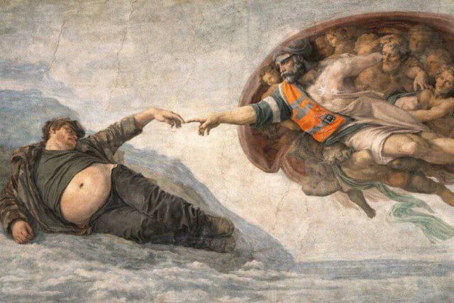 Классическая аллегория: две фигуры тянут друг друга, одна лежит на скале, другая — в облаках, напоминающая передачу силы.