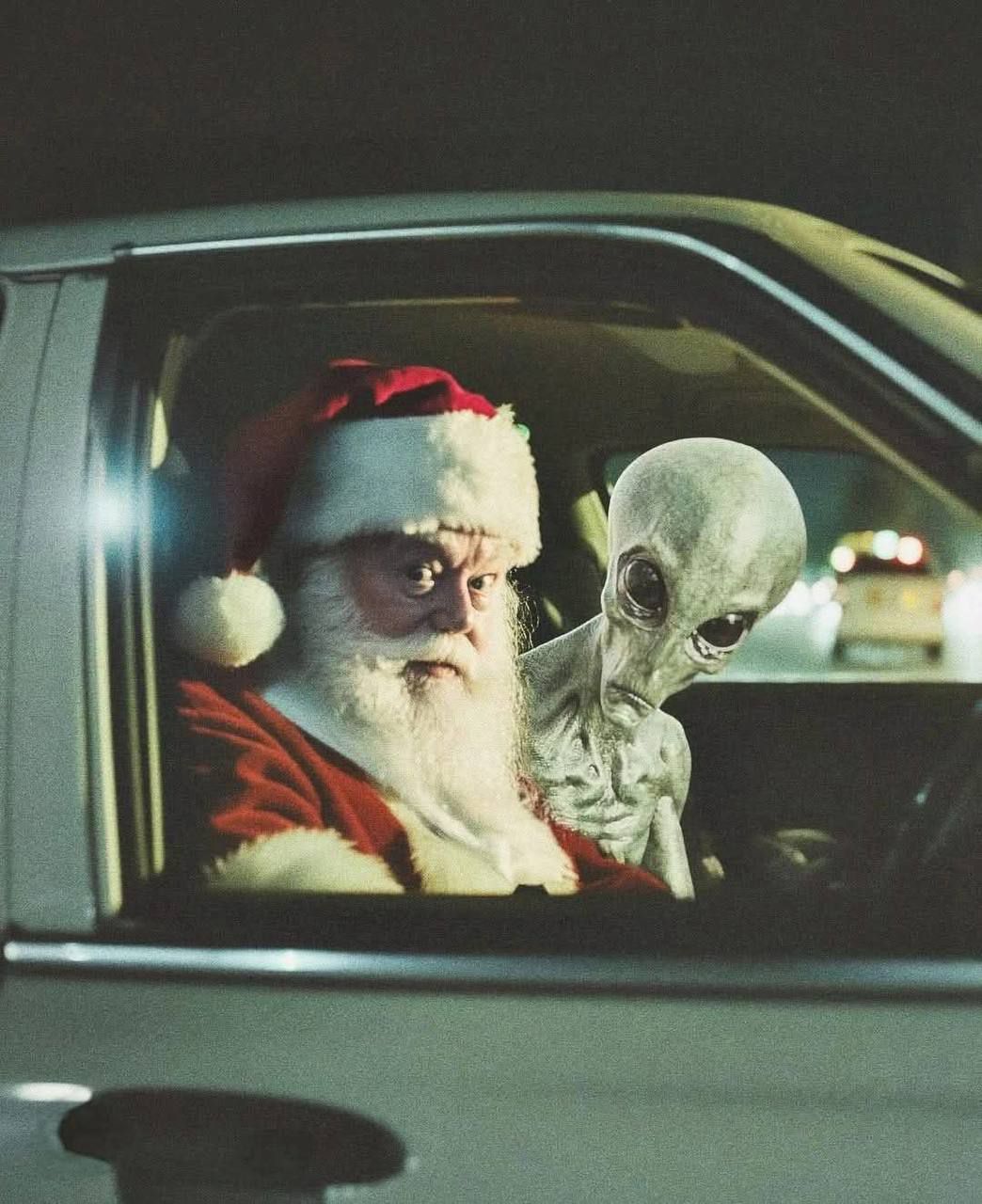 Дед Мороз в машине рядом с пришельцем-инопланетянином.