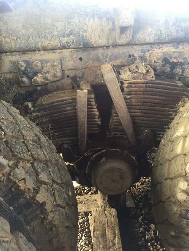 Грязная подвеска грузовика с массивными рессорными листьями и осью