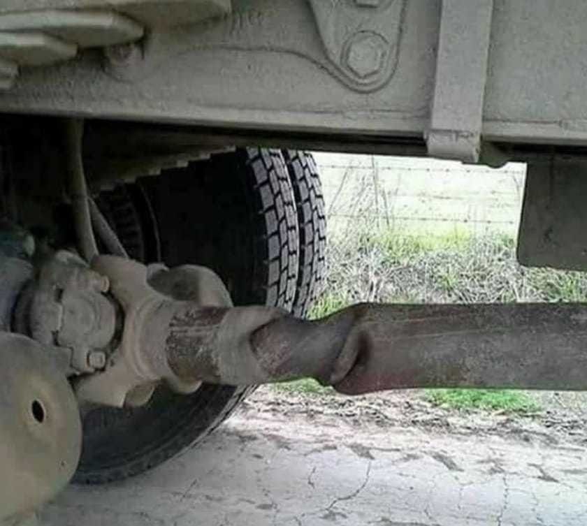 Разрушенный карданный вал/приводной вал под авто, видна поломка.