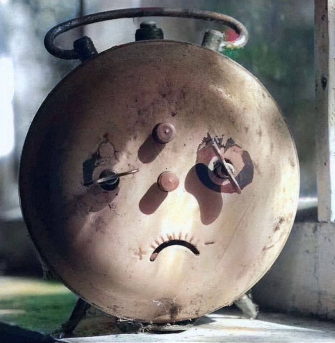 Ржавый старый чайник с грустным лицом на поверхности