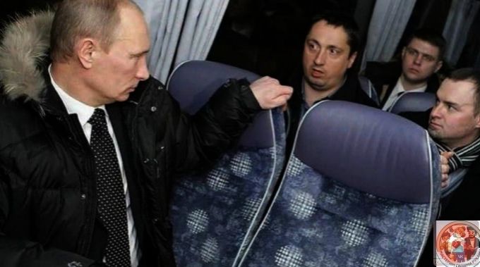 Политический кадр: мужчина в костюме беседует с пассажирами в автобусе