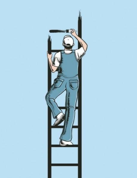 Человек на лестнице красит стену черной краской