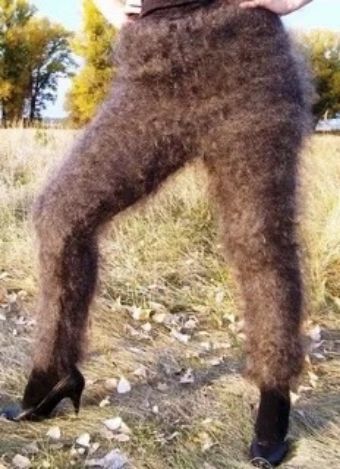 Человек в меховом костюме на улице, в обуви на каблуках.