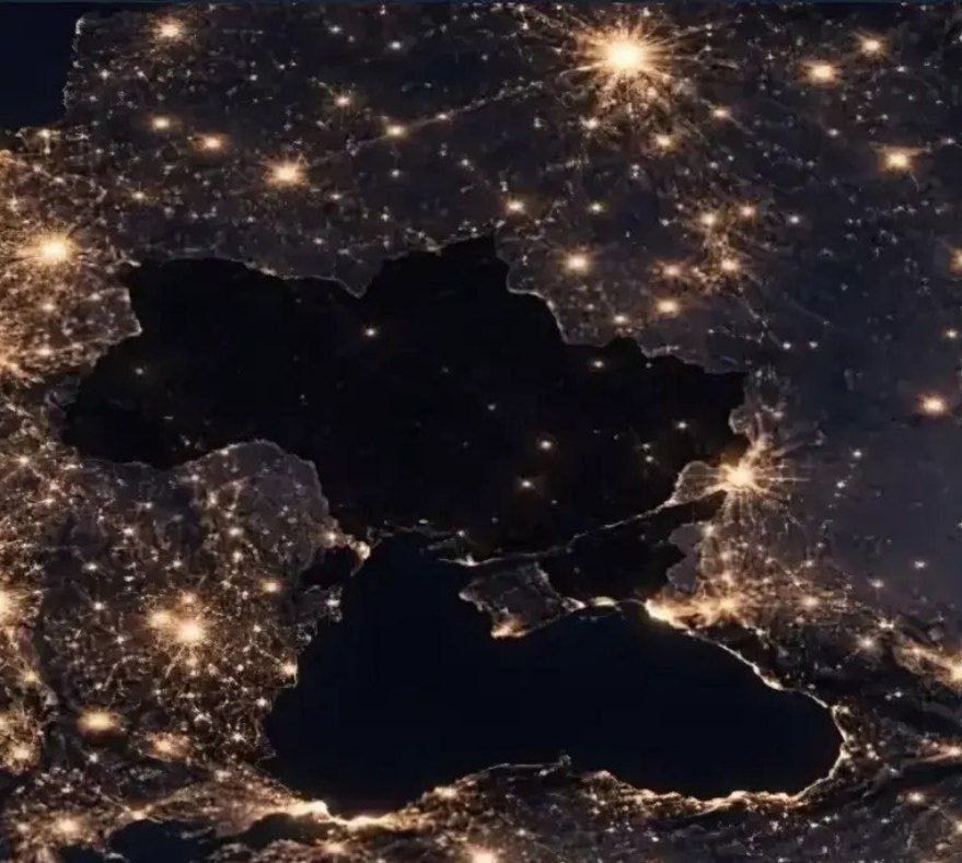 Силуэт континента на фоне ярких огней городов ночью.