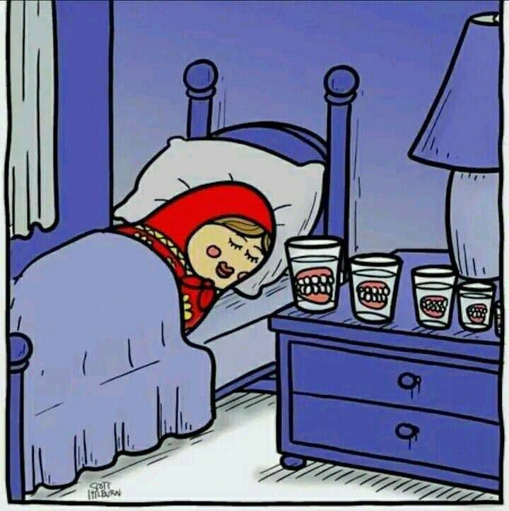 Красная Шапочка спит в кровати рядом с тумбочкой и стаканами.