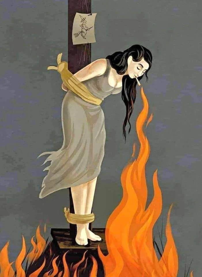 Девушка связана к столбу, вокруг нее пылают пламя, атмосфера угрозы и пытки.
