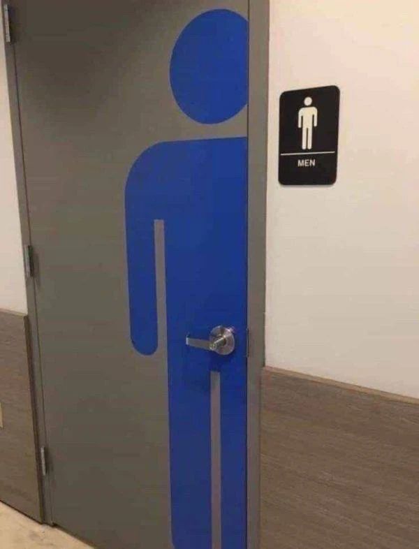 Дверь туалета с синим силуэтом мужчины и табличкой MEN