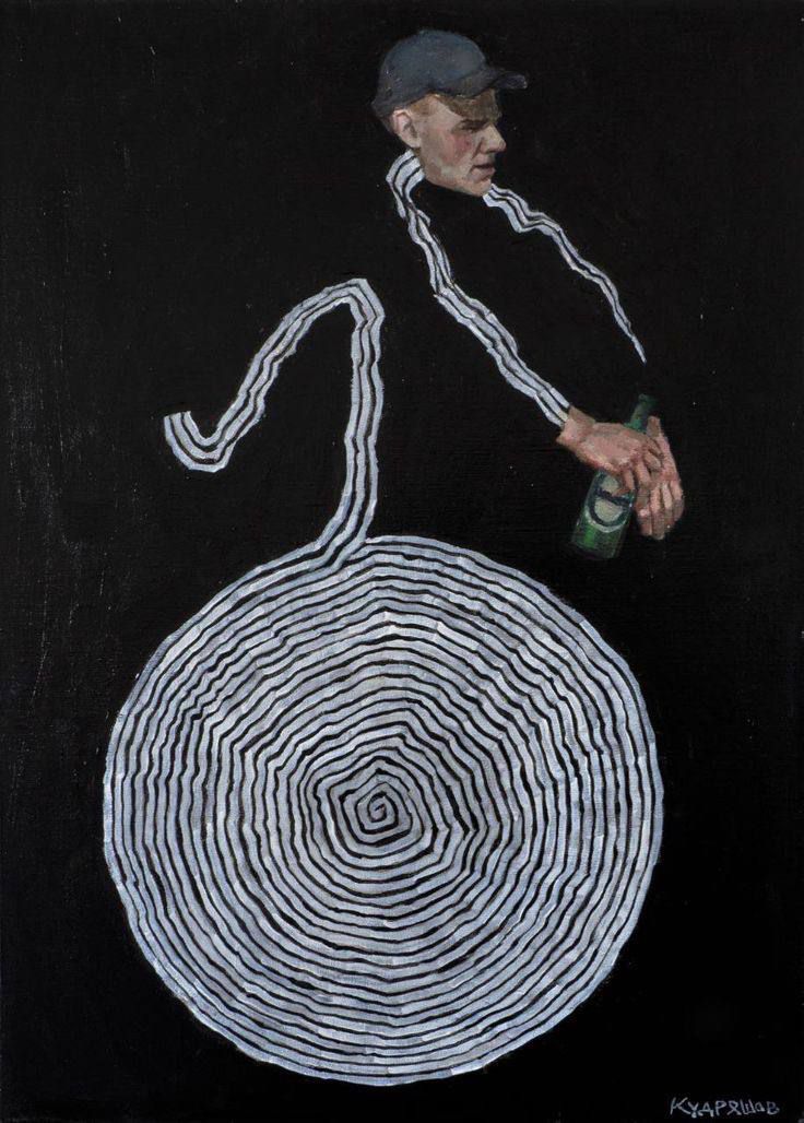 Человек в кепке держит бутылку, за ним большая спиральная фигура.