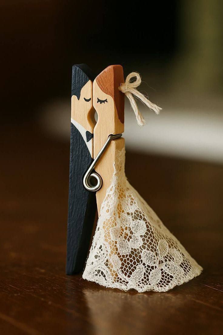 Миниатюрная пара-деревянные клипсы в свадебном образе с кружевным платьем
