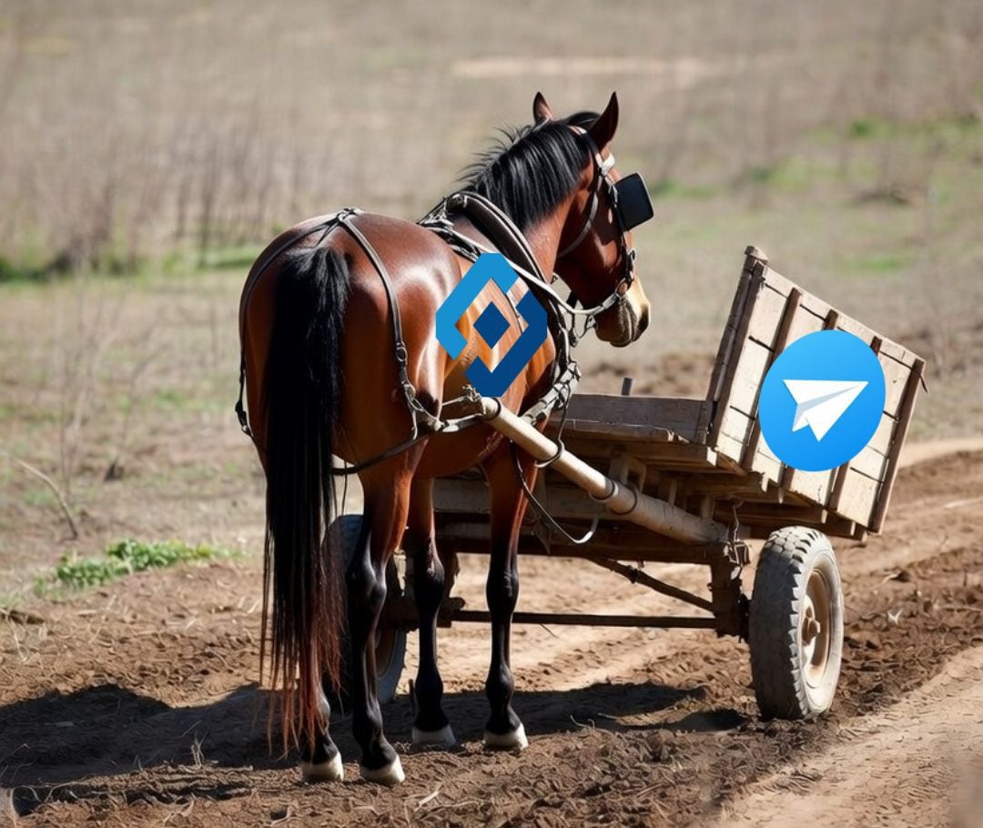 Лошадь тянет телегу с логотипами на пустынной дороге