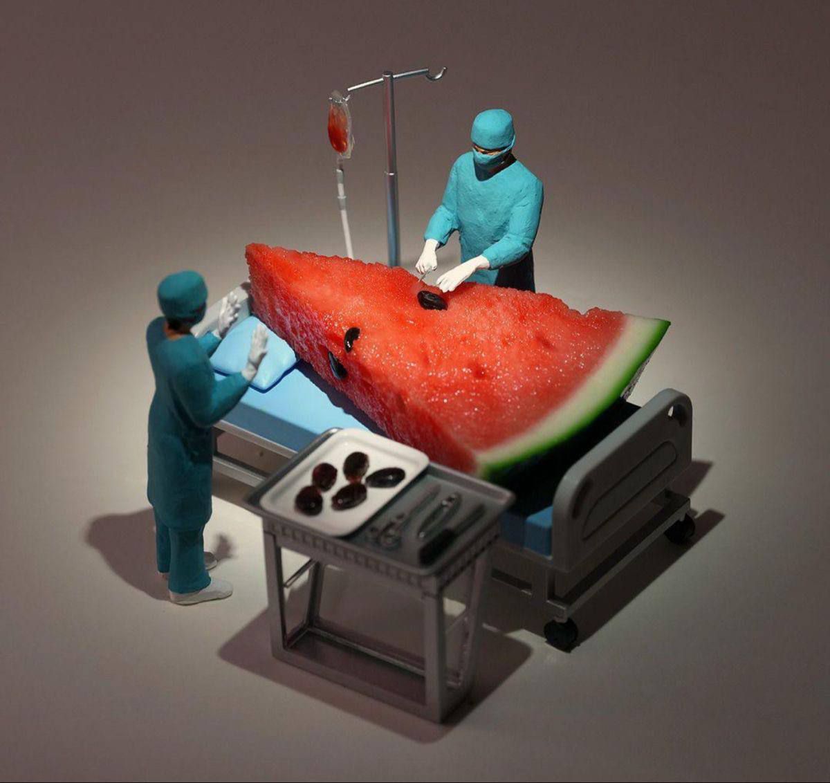 Хирургия над арбузом: миниатюрные хирурги на операционном столе