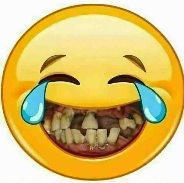Смайлик с слезами радости и изображением испорченных зубов на пластиковой эмблеме