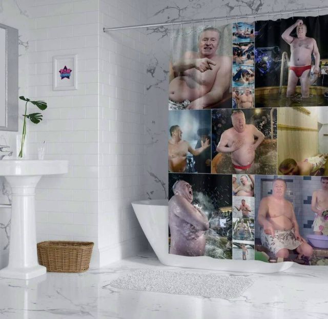 Ванная комната с коллажем фото обнажённых мужчин на занавеске