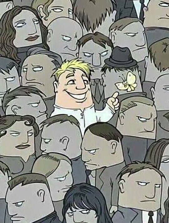 Картинка со скучно одушевленным толпой, выделяется улыбающийся мужчина среди людей.