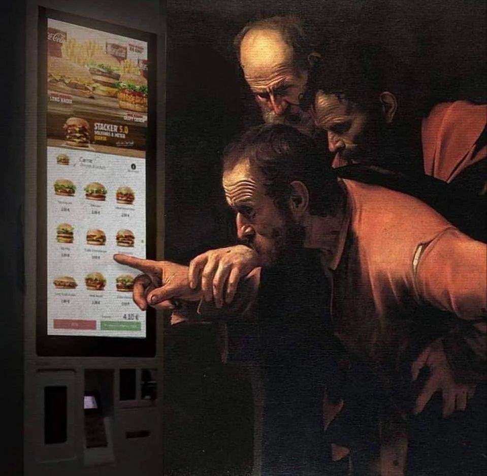 Три человека внимательно смотрят на экран меню фастфуда в темном помещении