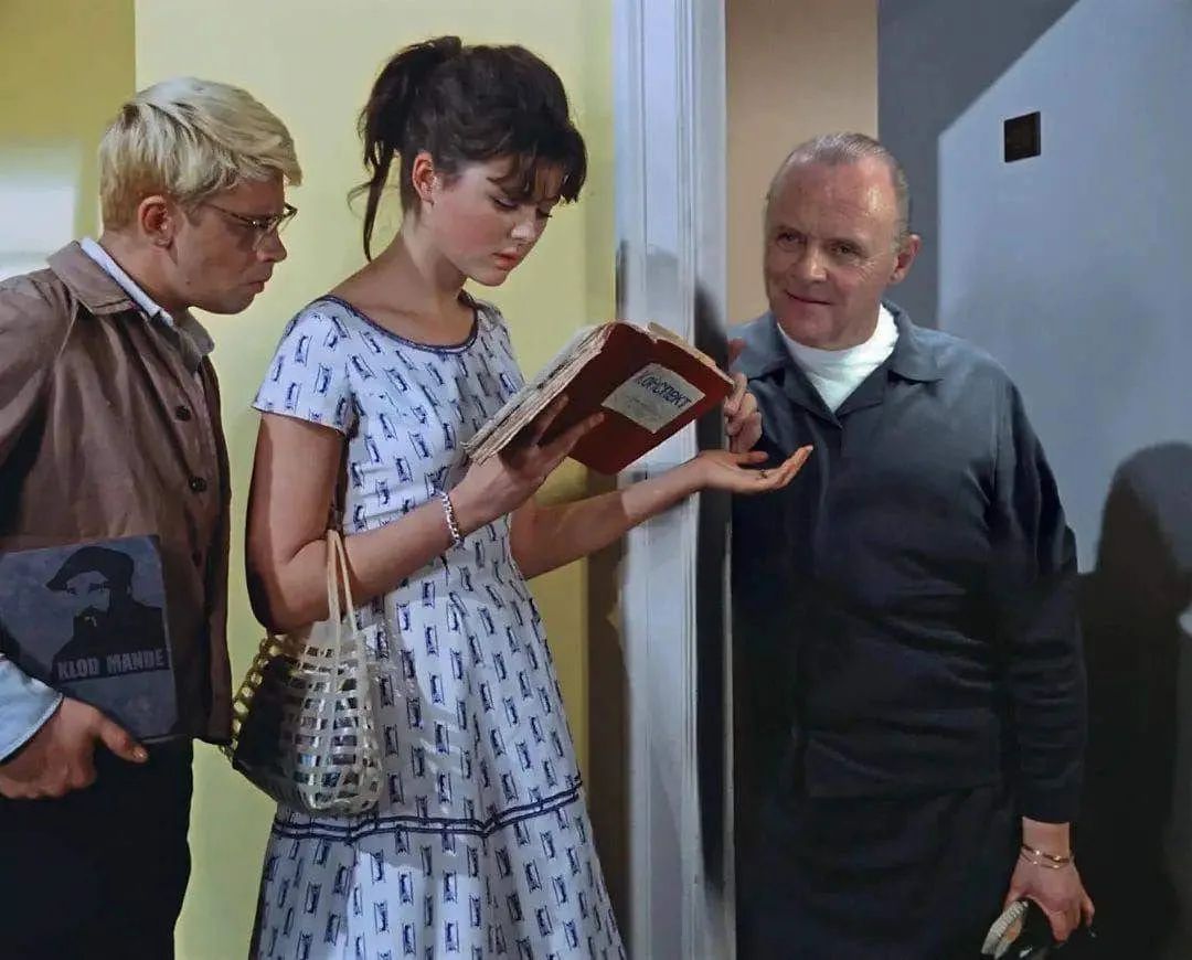 Молодая женщина читает книгу на пороге с двумя мужчинами рядом