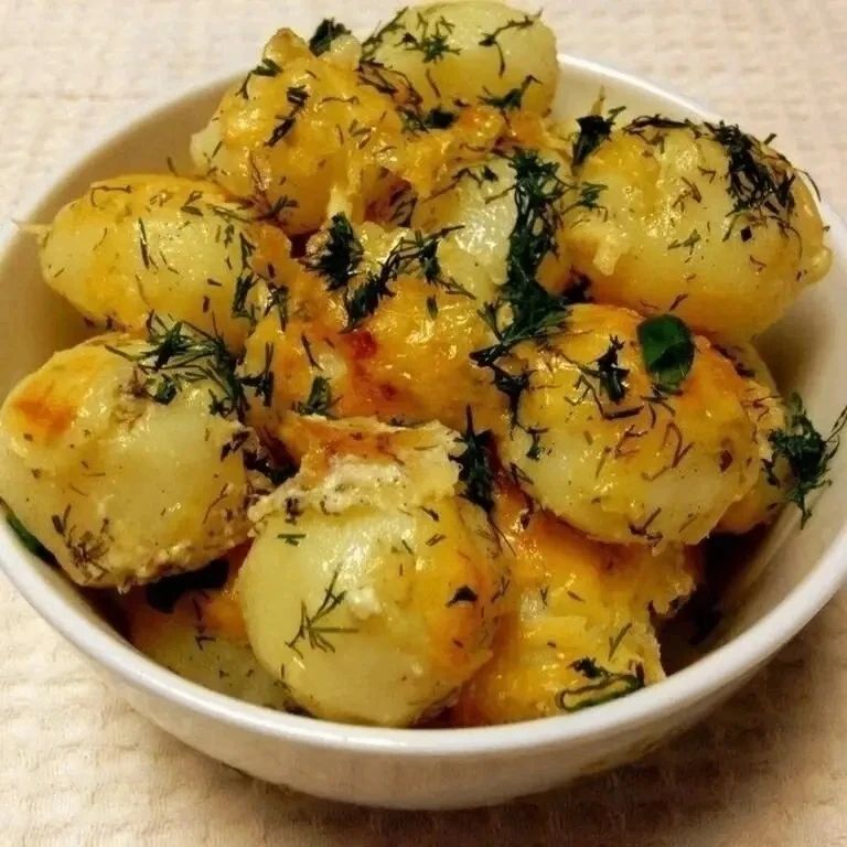 Картофельное блюдо с сыром и укропом.