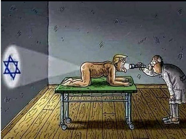 Карикатура: обнажённый мужчина на медицинском столе; рядом стоит врач с микрофоном; на стене проецируется звезда Давида.