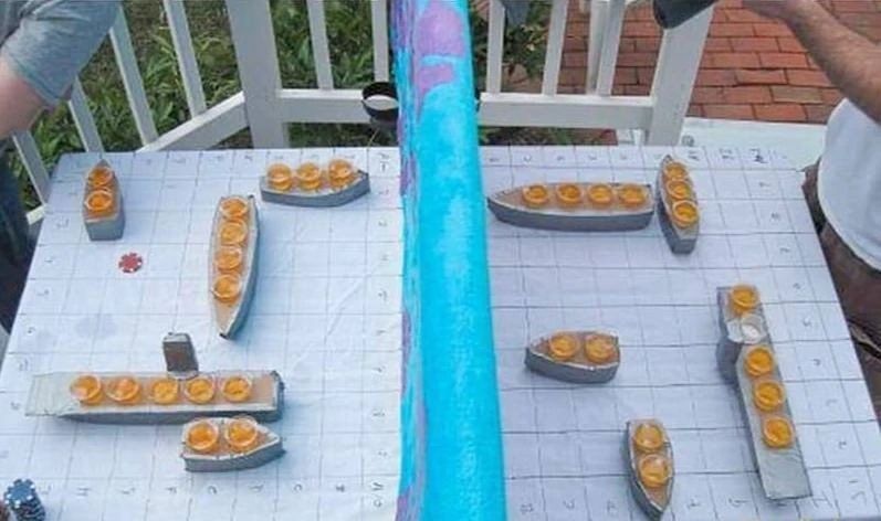 Стол с голубым элементом посередине и маленькими тарелками с ломтиками фруктов по краям.