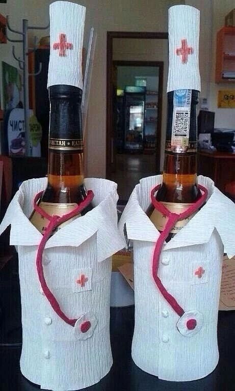 Два бутылочные доктора в белых халатах с стетоскопами