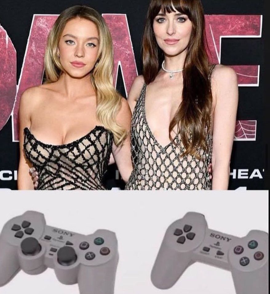 Две женщины в откровенных нарядах на светском мероприятии, снизу изображение геймпадов.