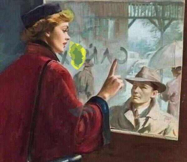 Женщина в красном пальто смотрит в зеркало витрины, мужчина в шляпе за стеклом, спорная сцена.