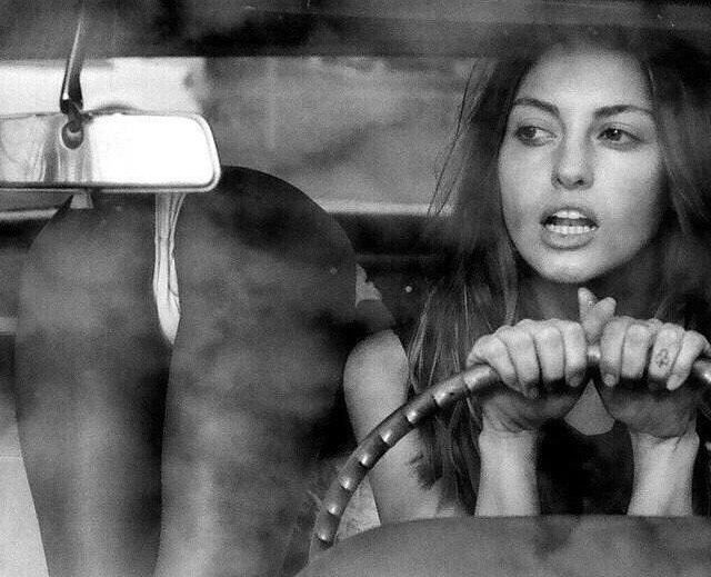 Женщина за рулём автомобиля, взгляд в сторону