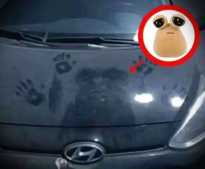 Автомобиль с отпечатками рук на капоте и наклейкой с глазёнками.