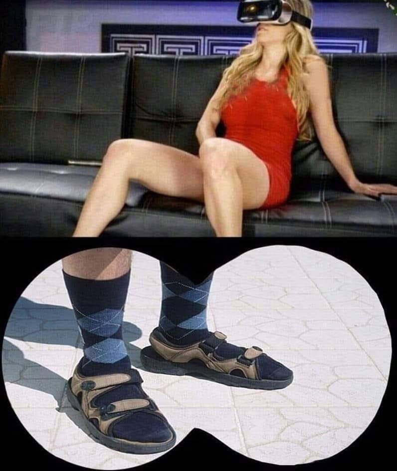 Женщина в красном в VR-шлеме на диване; снизу коллаж с ногами в носках и сандалях, вид через «бинокль» в форме сердца.
