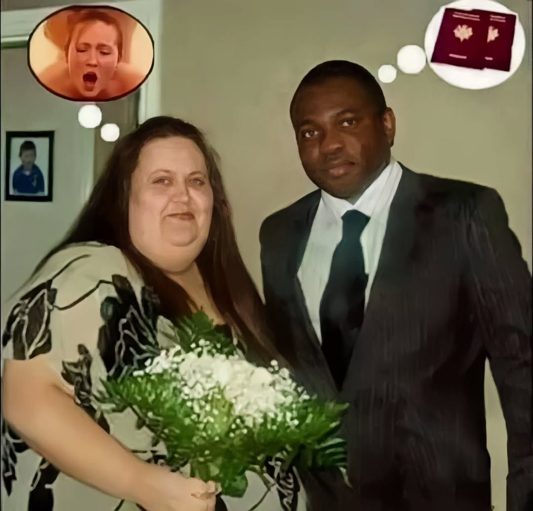 Двое взрослых улыбаются, женщина держит букет, возможно свадебная романтика.