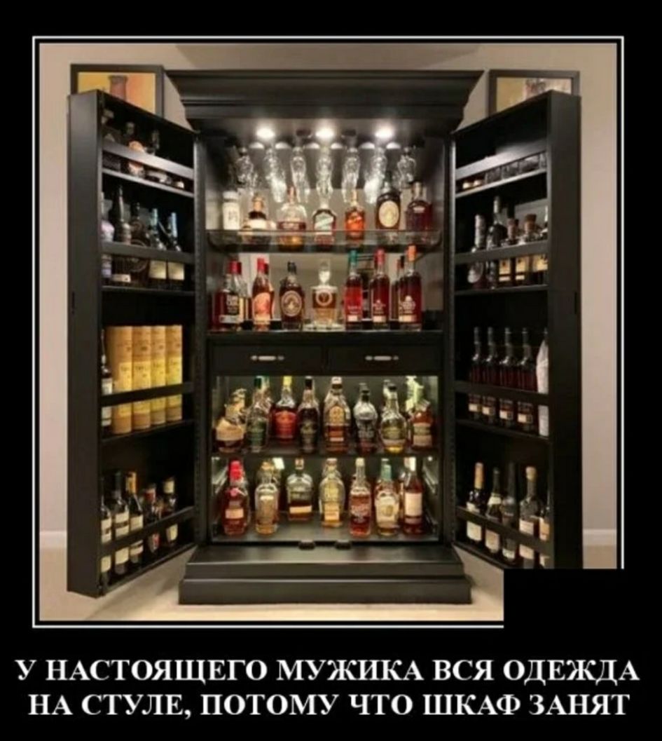 У НАСТОЯЩЕГО МУЭКИКА ВСЯ ОДЕЯСДА НА СТУЛЕ ПОТОМУ ЧТО ШКАФ ЗАНЯТ