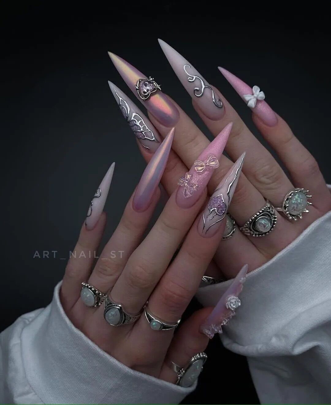 Удлинённые миндалевидные ногти с розовым градиентом и украшениями