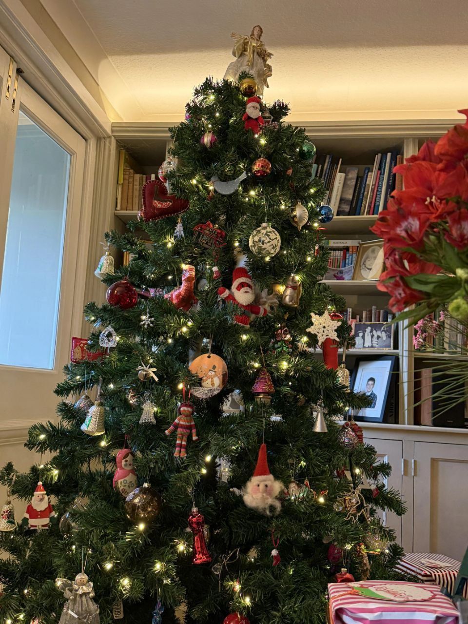 Рождественская елка с гирляндой и игрушками в доме