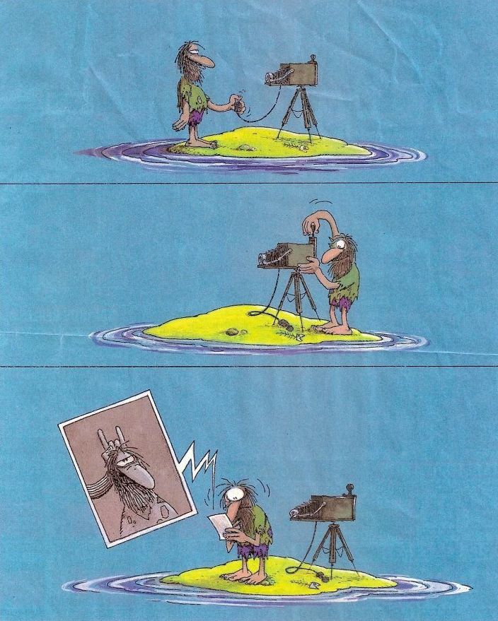 На картинке человек с длинными волосами пытается сделать фотографию на полуострове с помощью камеры. Он создает снимок и получает ответ с изображением. Этот момент вызывает удивление.