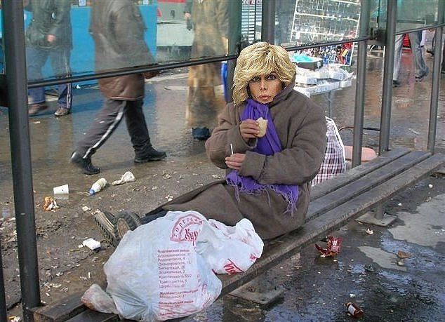 Человек бездомный на скамейке у остановки, вокруг разбросан мусор