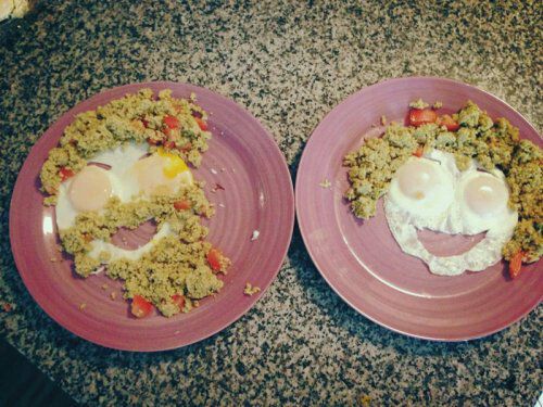 Два блюда с яичницей и рисом, на тарелках изображены улыбки/лица.