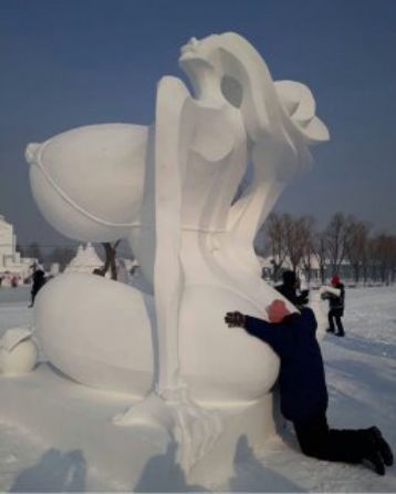 Гигантская снежная скульптура женского силуэта на морозе