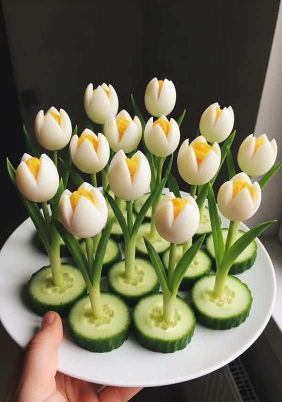 Украсные огуречные кружки с белыми цветами на блюде