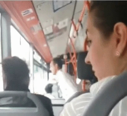 На автобусе пассажиры, мужчина держится за поручень