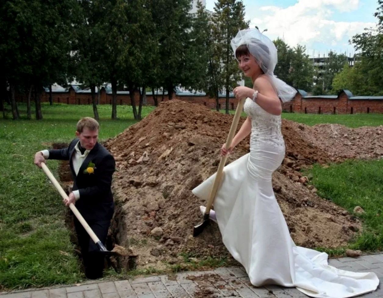 Мужчина и женщина копает