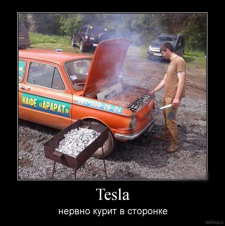 Тез1а нервно курит в сторонке