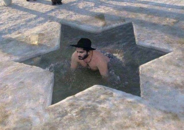 Мужчина в шляпе купается в звездчатой ледяной яме