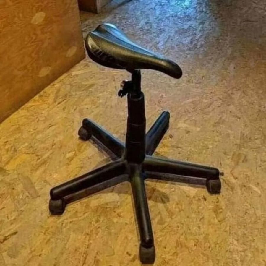 Офисный стул без спинки на колесиках, стоит на полу