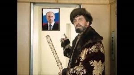 Человек в роскошной одежде держит саблю перед лифтом; слева виден портрет Путина.